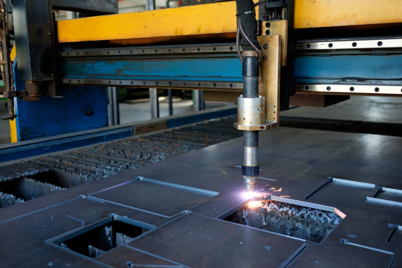 laser cutting machine cutting thick steel